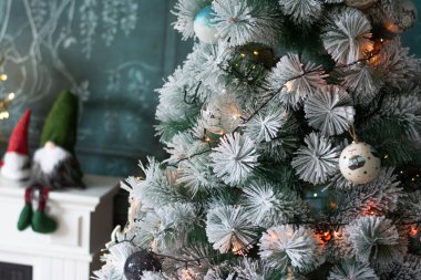 İç kısımları yumuşak odaklı süslü yeşil bir Noel ağacının dalı. Metin için bir yer.