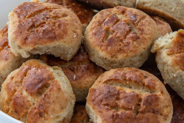 Beyaz bir kasede beyaz mermer masa manzaralı kurabiye.