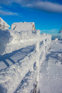 Büyük beyaz buz sarkıtları donmuş kış dünyası