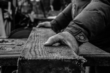 Marangozun Elleri Masa testeresiyle Tahta Kesiyor