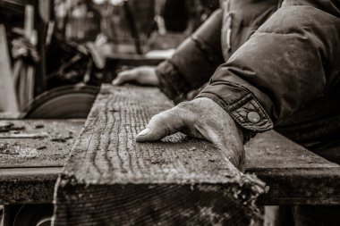 Marangozun Elleri Masa testeresiyle Tahta Kesiyor