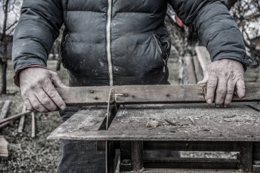 Marangozun Elleri Masa testeresiyle Tahta Kesiyor