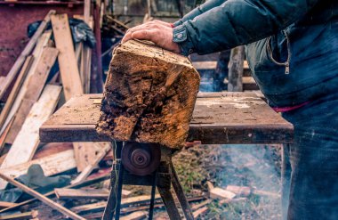Marangozun Elleri Masa testeresiyle Tahta Kesiyor