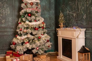 Odanın yanındaki Noel ağacı.