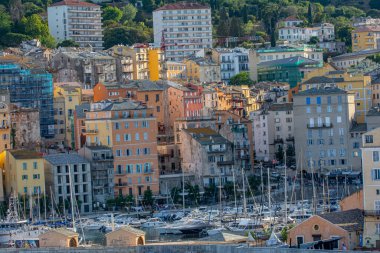 Deniz kenarındaki renkli Bastia kasabasının manzarası. Korsika Adası Fransa Avrupa.
