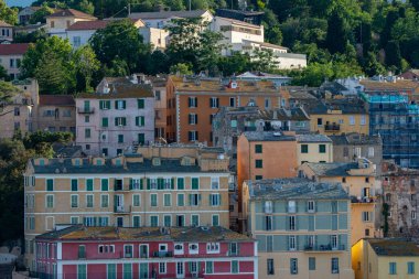 Deniz kenarındaki renkli Bastia kasabasının manzarası. Korsika Adası Fransa Avrupa.