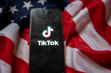 ABD bayraklı Akıllı Telefon Ekranında Tiktok