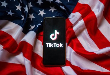 ABD bayraklı Akıllı Telefon Ekranında Tiktok