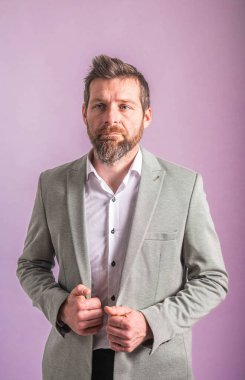  Takım elbiseli yakışıklı, sakallı iş adamı.