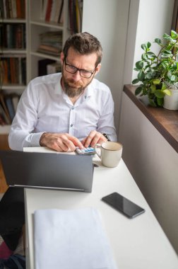 Milenyum işadamı ofiste çalışıyor.