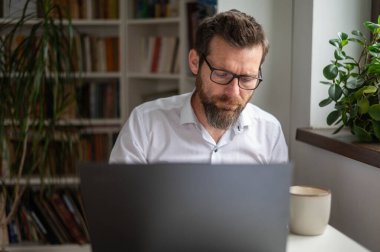 Milenyum işadamı ofiste çalışıyor.