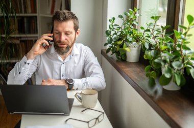 İş adamı dizüstü bilgisayarla çalışıyor.