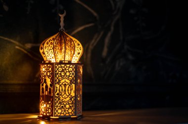 Süslü Arap feneri Ramazan ve Kurban Bayramı tebrik kartı