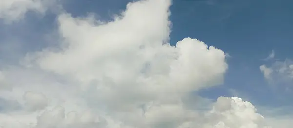 Bulutlu güzel gökyüzü