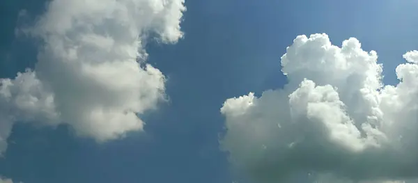 Mavi gökyüzünde beyaz bulutlar, güzel dijital fotoğraf