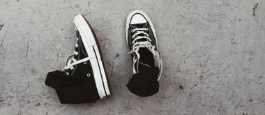 Spor ayakkabılar ahşap masada.