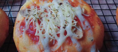 Sosisli pizza, mozzarella ve domates.