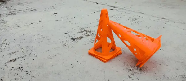 Beton arka planda turuncu plastik oyuncak