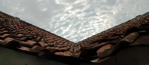 Büyük çatılı eski taş çatı