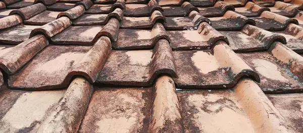 Büyük çatılı eski taş çatı