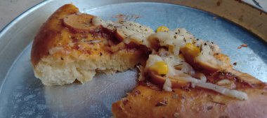 Domates soslu ve peynirli pizza.