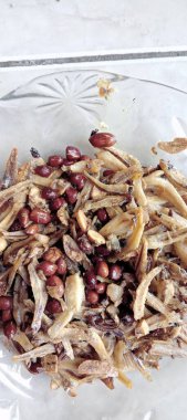 Fıstıkla pişirilmiş tuzlu ançüez.