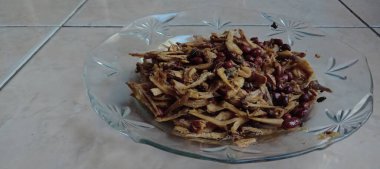 Fıstıkla pişirilmiş tuzlu ançüez.