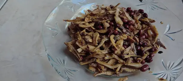 Fıstıkla pişirilmiş tuzlu ançüez.