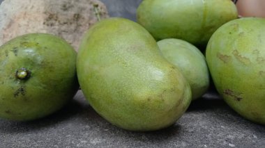 Masada taze yeşil mango meyvesi
