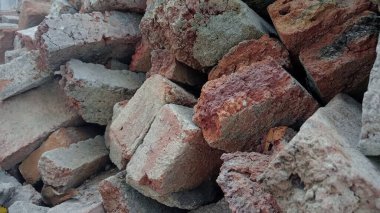 Bir kaya yığınına yakın.