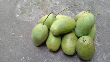 Yeşil mangolar taze ve taze seçilmiş.