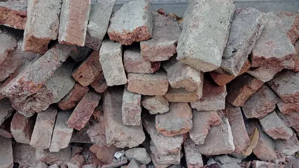Bir sürü tuğlası olan eski tuğla duvar.