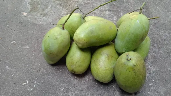Yeşil mangolar taze ve taze seçilmiş.