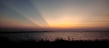 Gölün üzerinde gün batımı