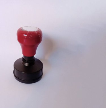 Beyaz arkaplanda kırmızı damga