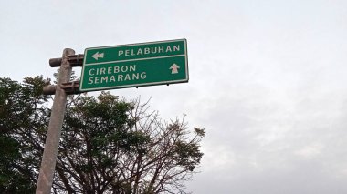 Denize giden yolun işareti.