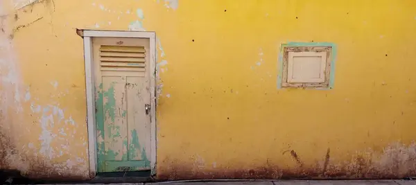 Pencereli eski ahşap kapı