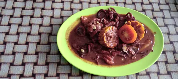 Tatlı ve baharatlı ahtapot veya mürekkep balığı