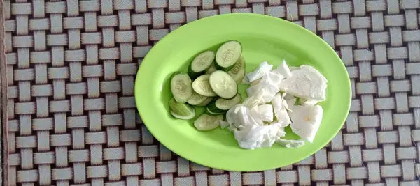 Beyaz tabakta taze yeşil sebzeler