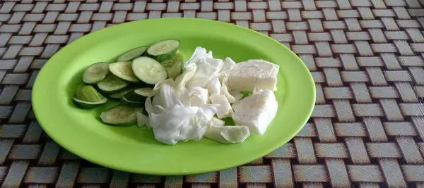 Sebze ve baharatlı taze ve lezzetli bir salata.