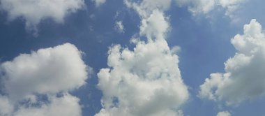 bulutlu mavi gökyüzü arkaplanı