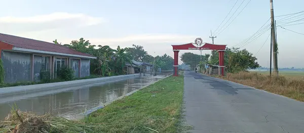 Şehirdeki eski ahşap ev.