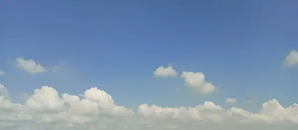 Bulutlu mavi gökyüzü