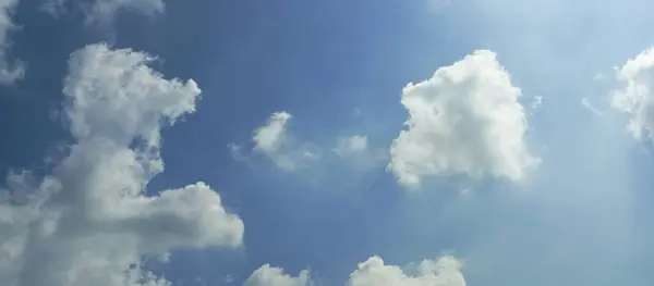 Beyaz bulutlu mavi gökyüzü
