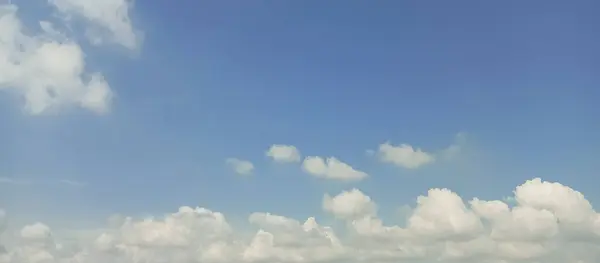 Beyaz bulutlu mavi gökyüzü