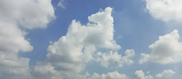 bulutlu mavi gökyüzü arkaplanı.