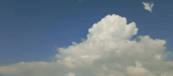 Bulutlu güzel gökyüzü, doğa