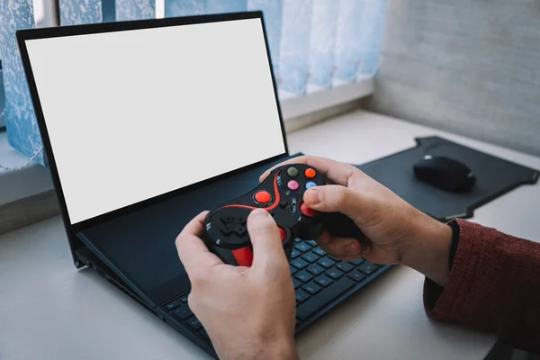 Evdeki Bilgisayar Oyun Kontrolörünün Yanındaki Masada Duran Boş Beyaz Ekranlı — Stok fotoğraf
