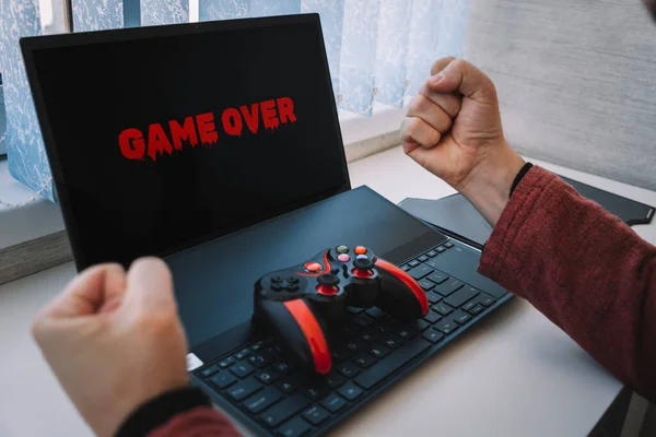 ラップトップ画面上でゲームオーバー ビデオゲームを失う キーボードのジョイスティック ジェスチャー — ストック写真