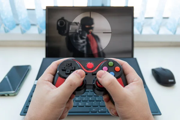 Joysticken Från Spelkonsolen Svart Och Röd Och Laptopen Begreppet Spelbranschen — Stockfoto
